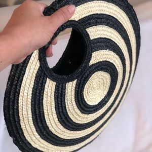 COPY - Adorable straw clutch!